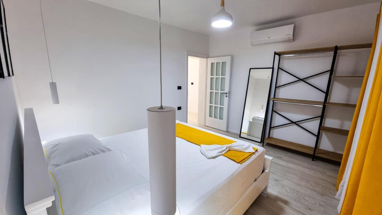 'The Yellow' Condo Berat Kültér fotó