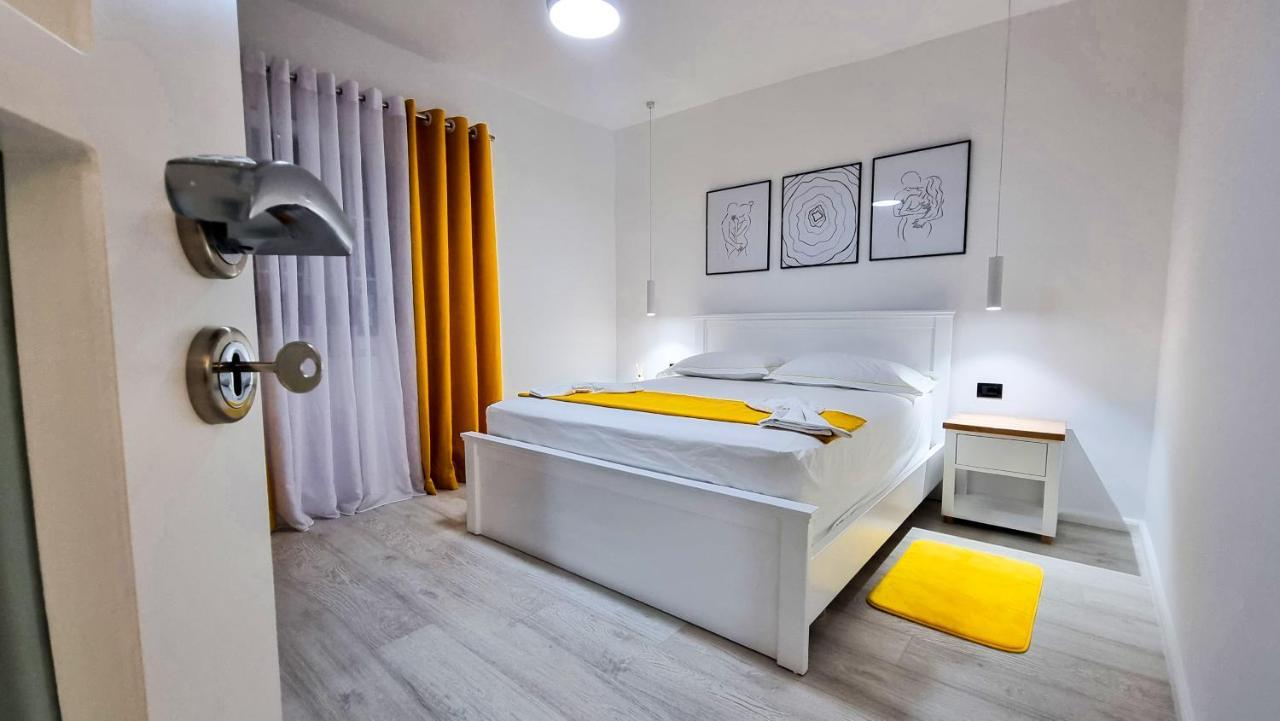 'The Yellow' Condo Berat Kültér fotó