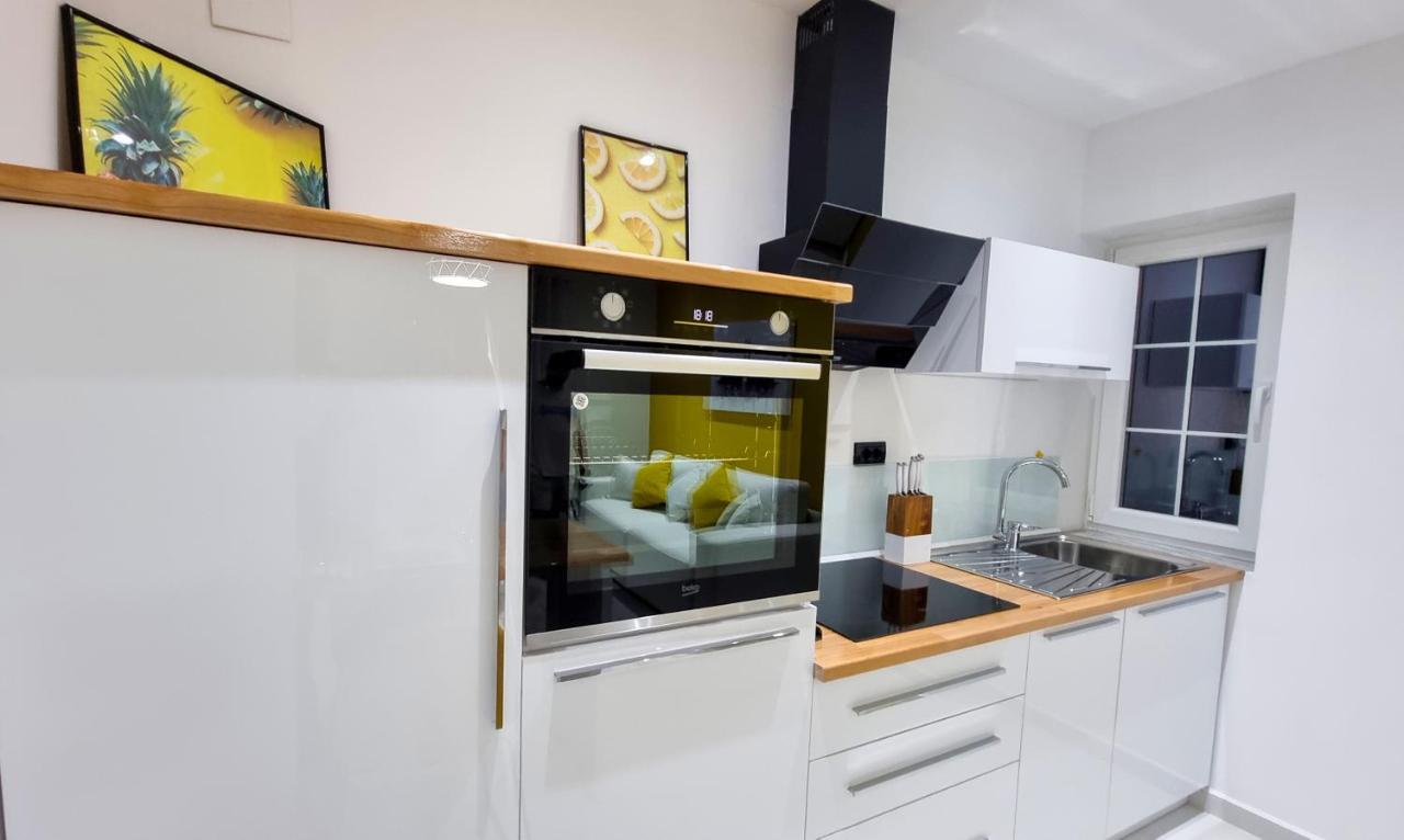 'The Yellow' Condo Berat Kültér fotó