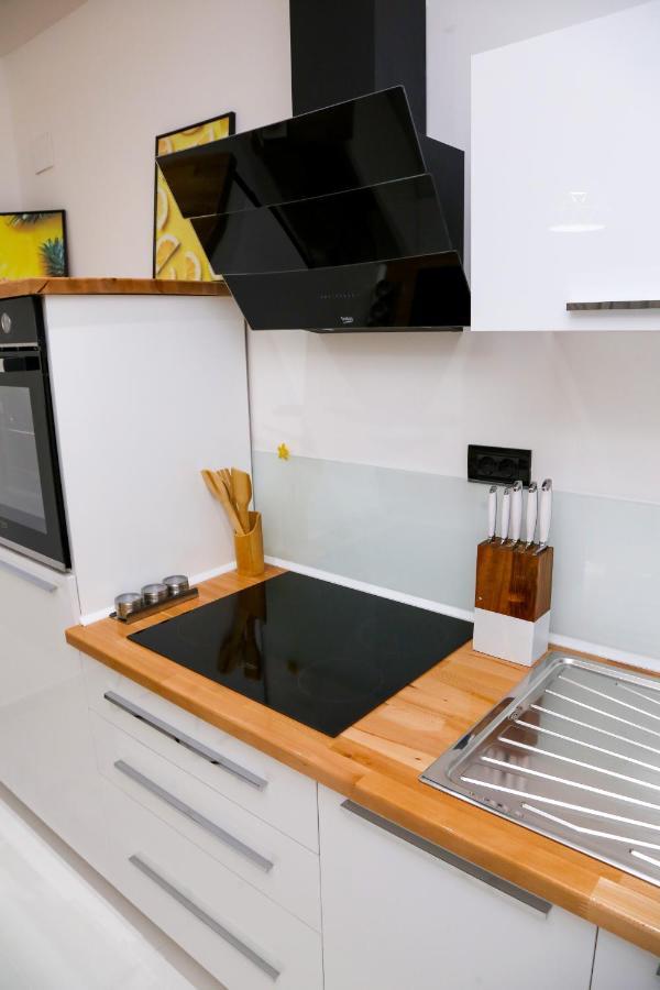 'The Yellow' Condo Berat Kültér fotó