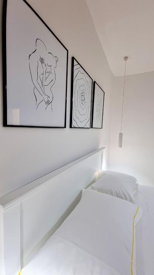 'The Yellow' Condo Berat Kültér fotó